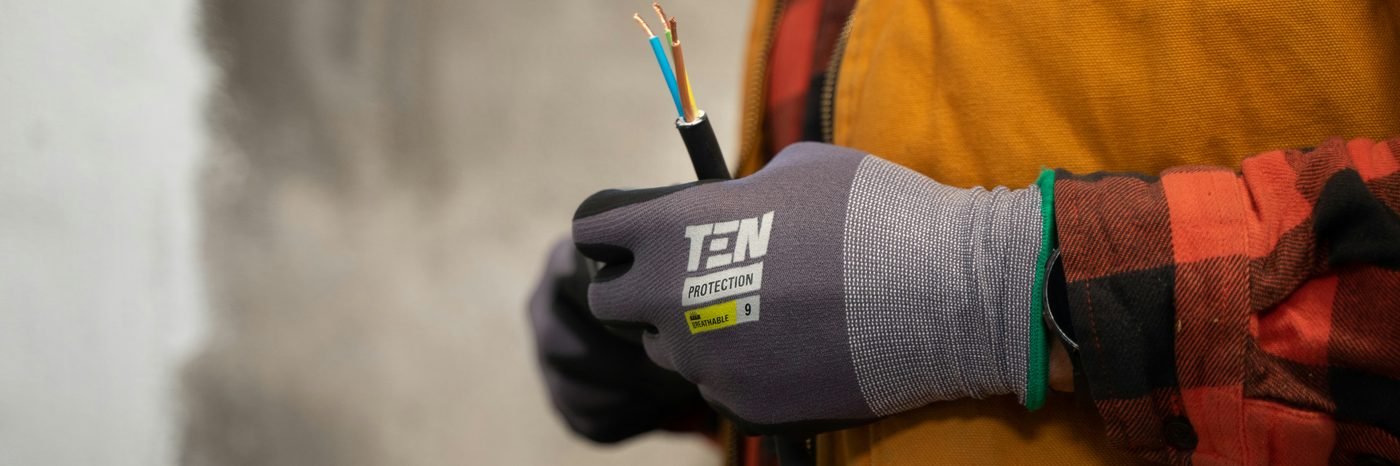 Elektricien werkt aan bedrading
